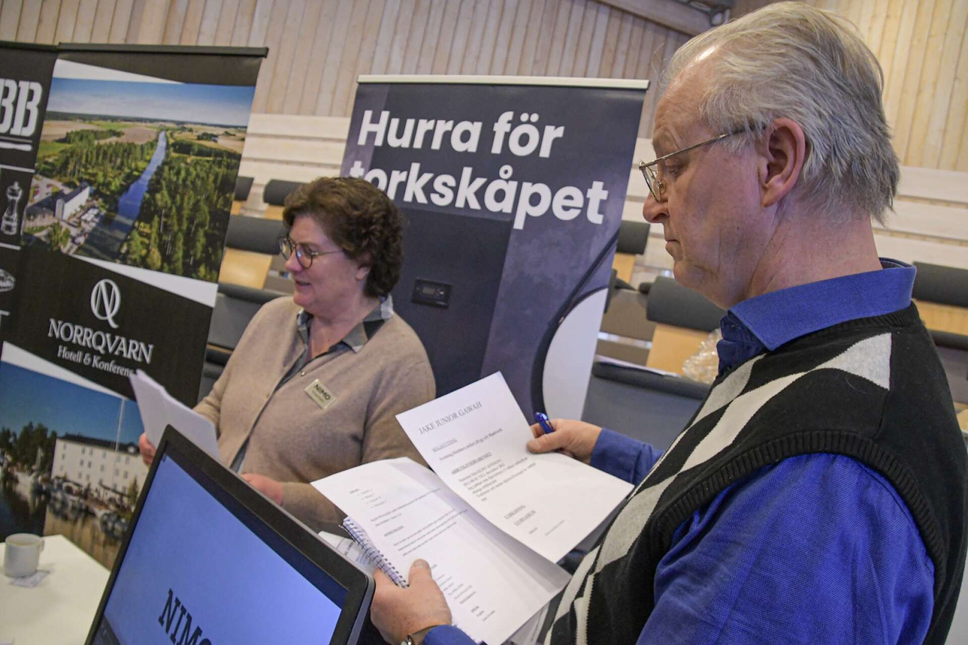 Erik Eklund, produktionschef på Nimo-verken i Hova, ser igenom cv:n han fått in från besökare på mässan.