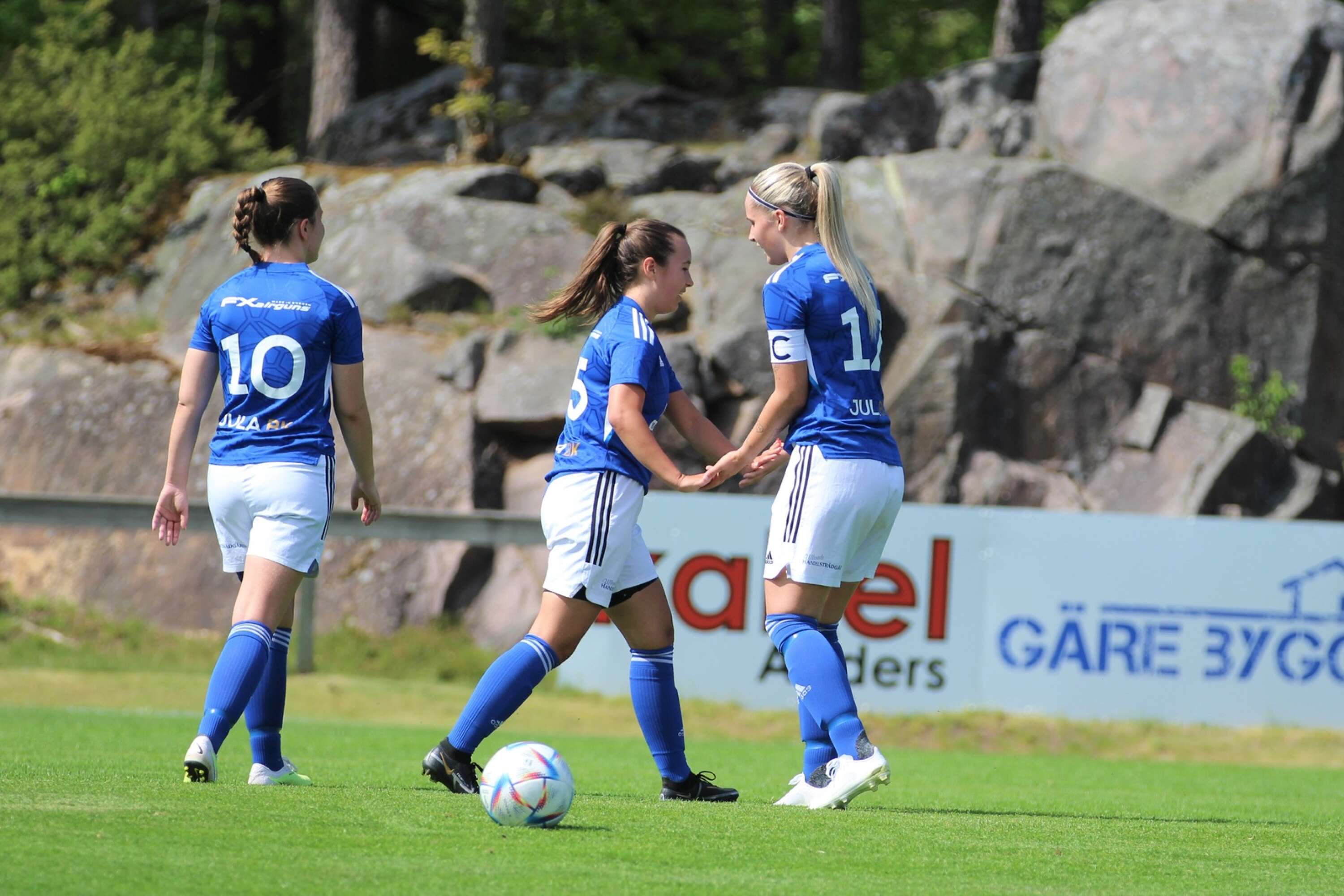 Fanny Holmén, Stina Eklund och Hilda Ljungkvist stod för sex av Julas tio mål i matchen.