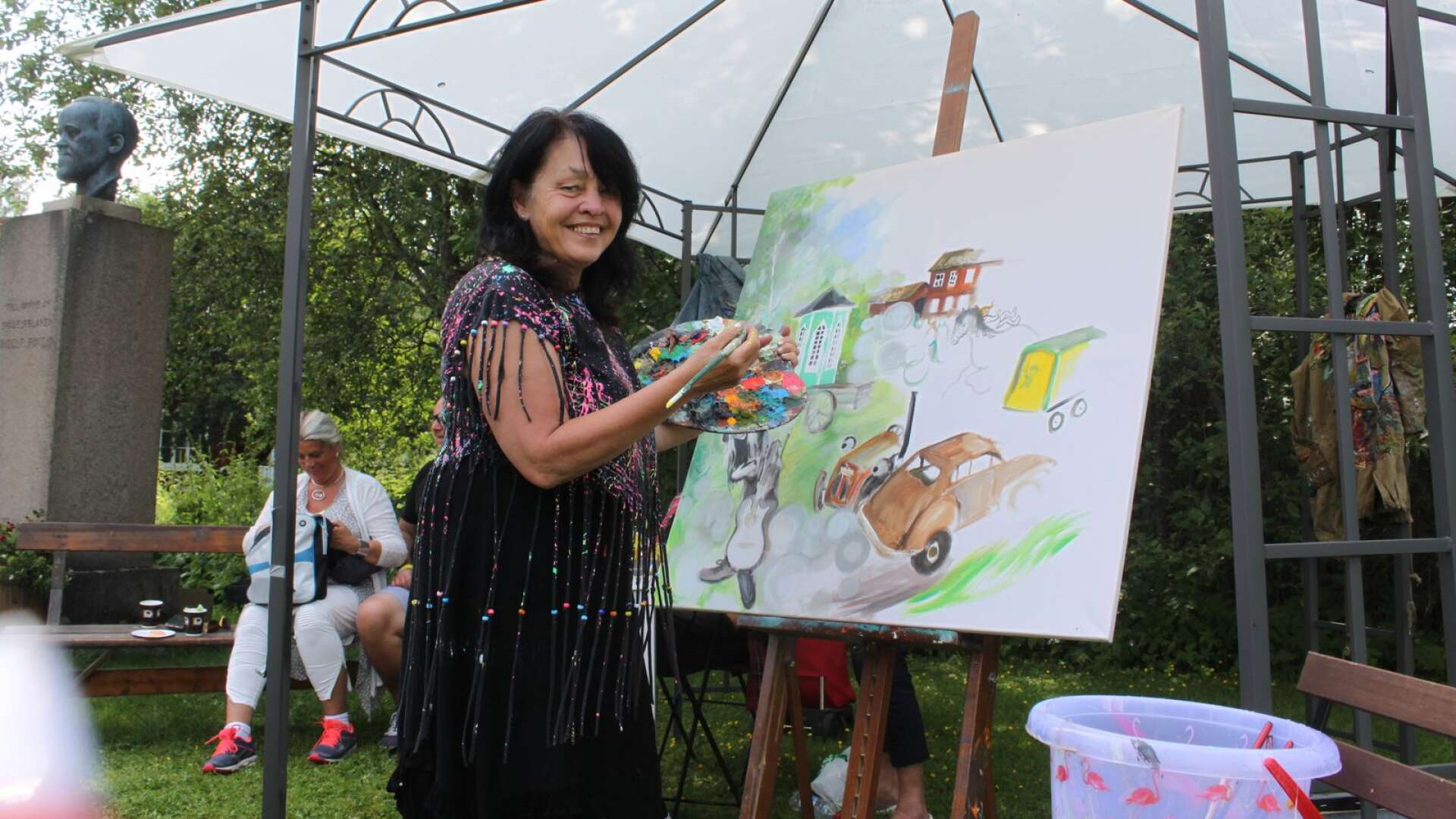 Konstnären Marja i Myrom målade en spektakulär tavla som lottades ut under lördagen. Bland annat föreställer den Pippi Långstrump, då skådespelerskan Inger Nilsson tidigare har vunnit Fridolf Rhudin-priset. 