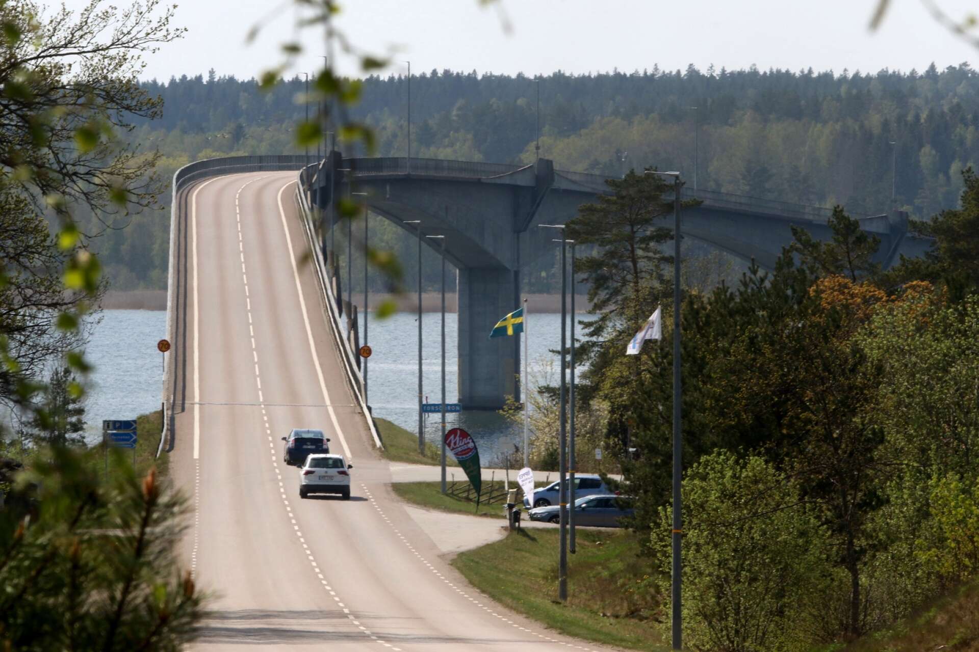 Till Torsö går det att ta sig med bil eller buss. Den 940 meter långa Torsöbron förbinder ön med fastlandet.