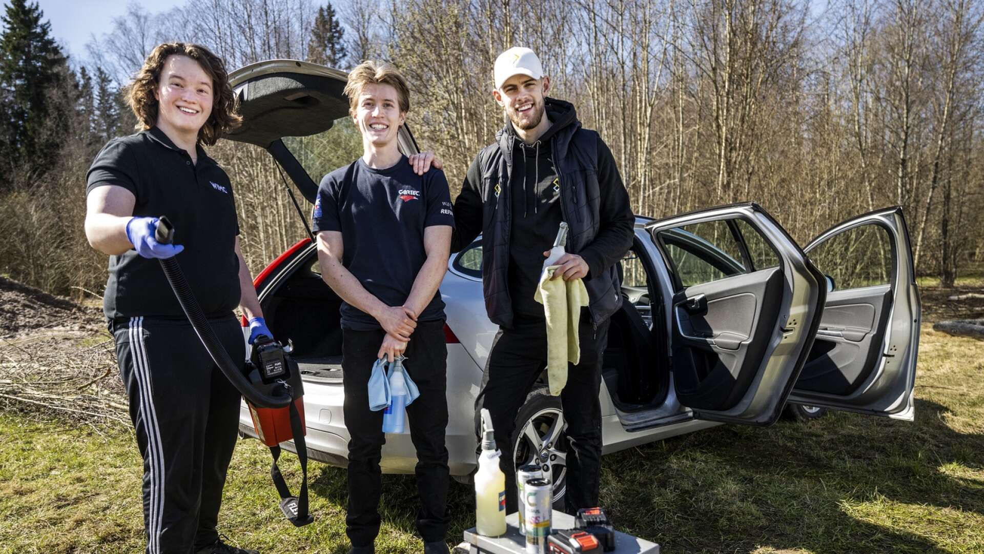 Martin Engdahl Laweregren, Chester Winberg och Ludvig Elander Andersson gjorde sitt första sponsringsuppdrag när de städade bilar på Karlstads ridklubb.