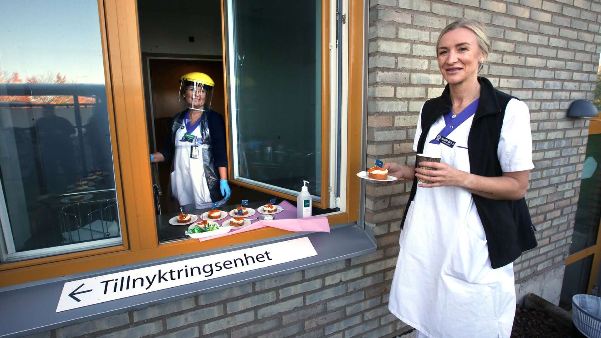 Josefin Björck, avdelningschef för den psykiatriska akuten, firar öppnandet med tårta.