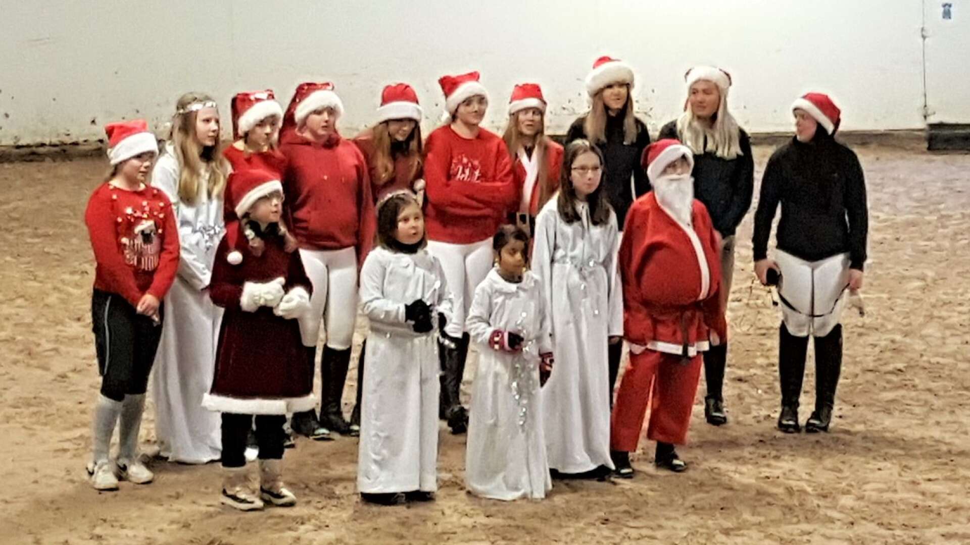 Karlstads ridklubbs luciashow, i regi av ungdomssektionen, bjöd bland annat på julsånger.