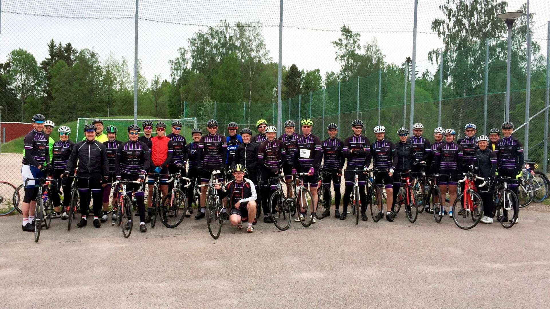 Hjo Velocipedklubb deltog med många cyklister i årets upplaga av Viken runt.