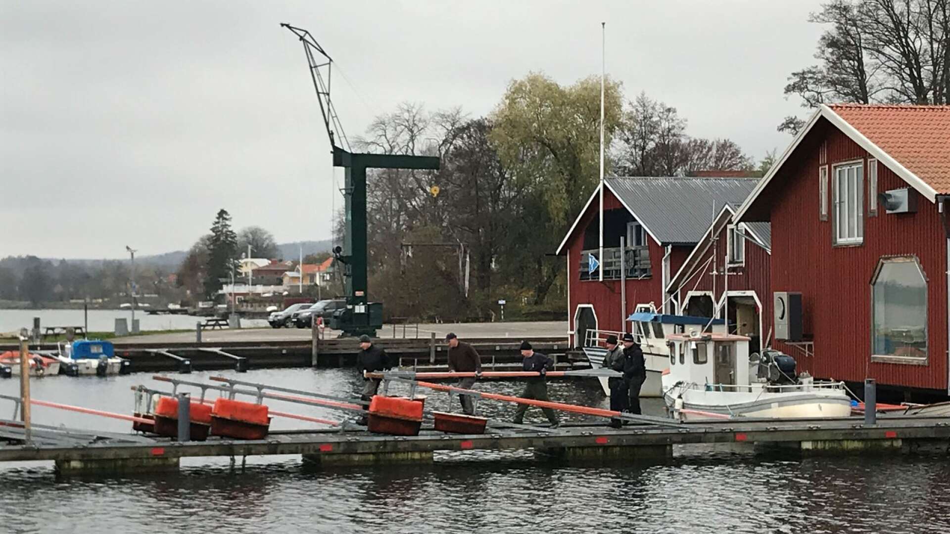 Vintern stundar och bommarna har plockats upp ur hamnbassängen av medlemmarna i Hjo Fiske- och Båtklubb.