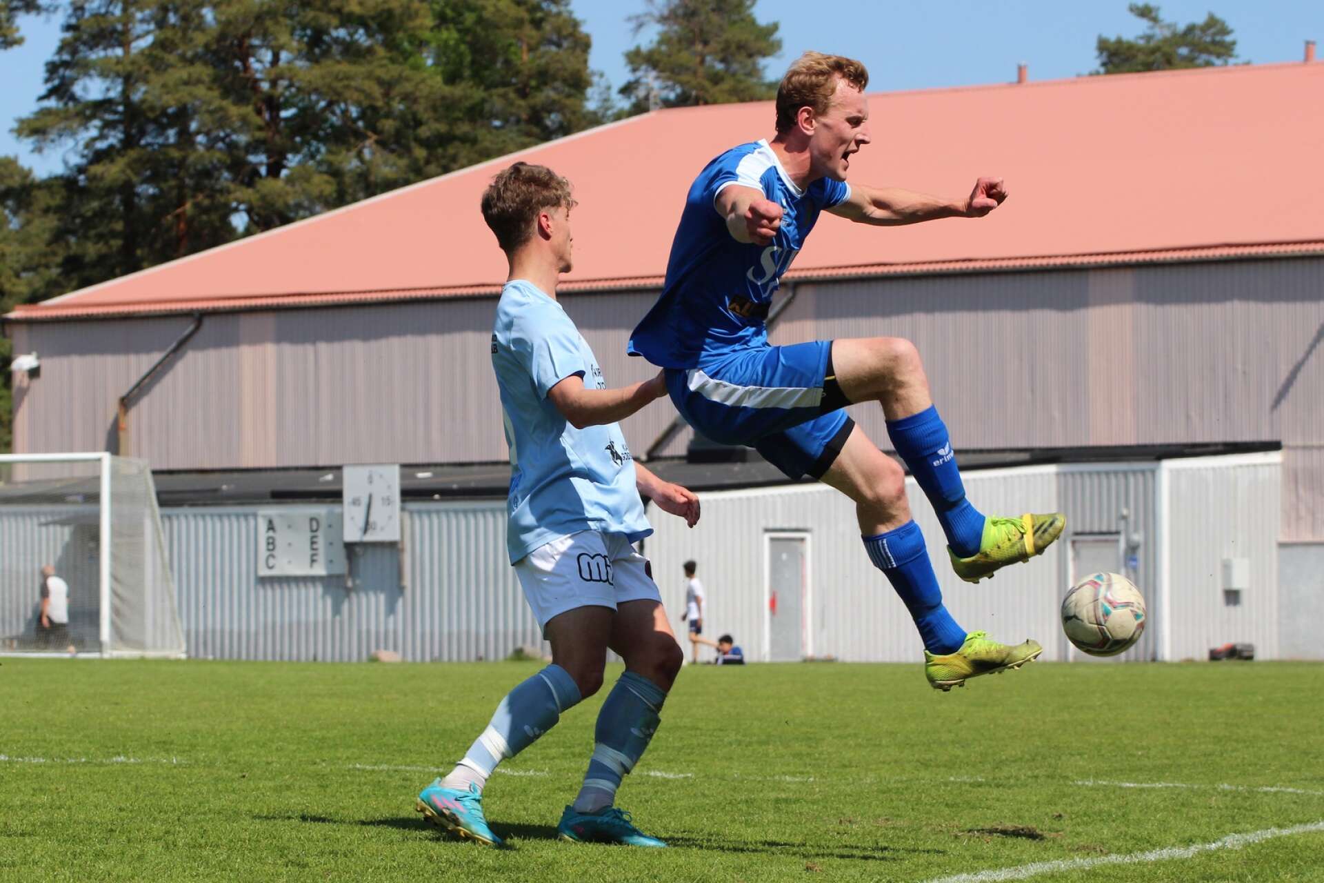 Victor Remneland får frispark efter att Samuel Schullström gått in hårt i ryggen på honom.

Fotboll på Rösvallen, Åmål
Division 4 Bohuslän–Dalsland
IF Viken – Eds FF 0–2 (0–1)