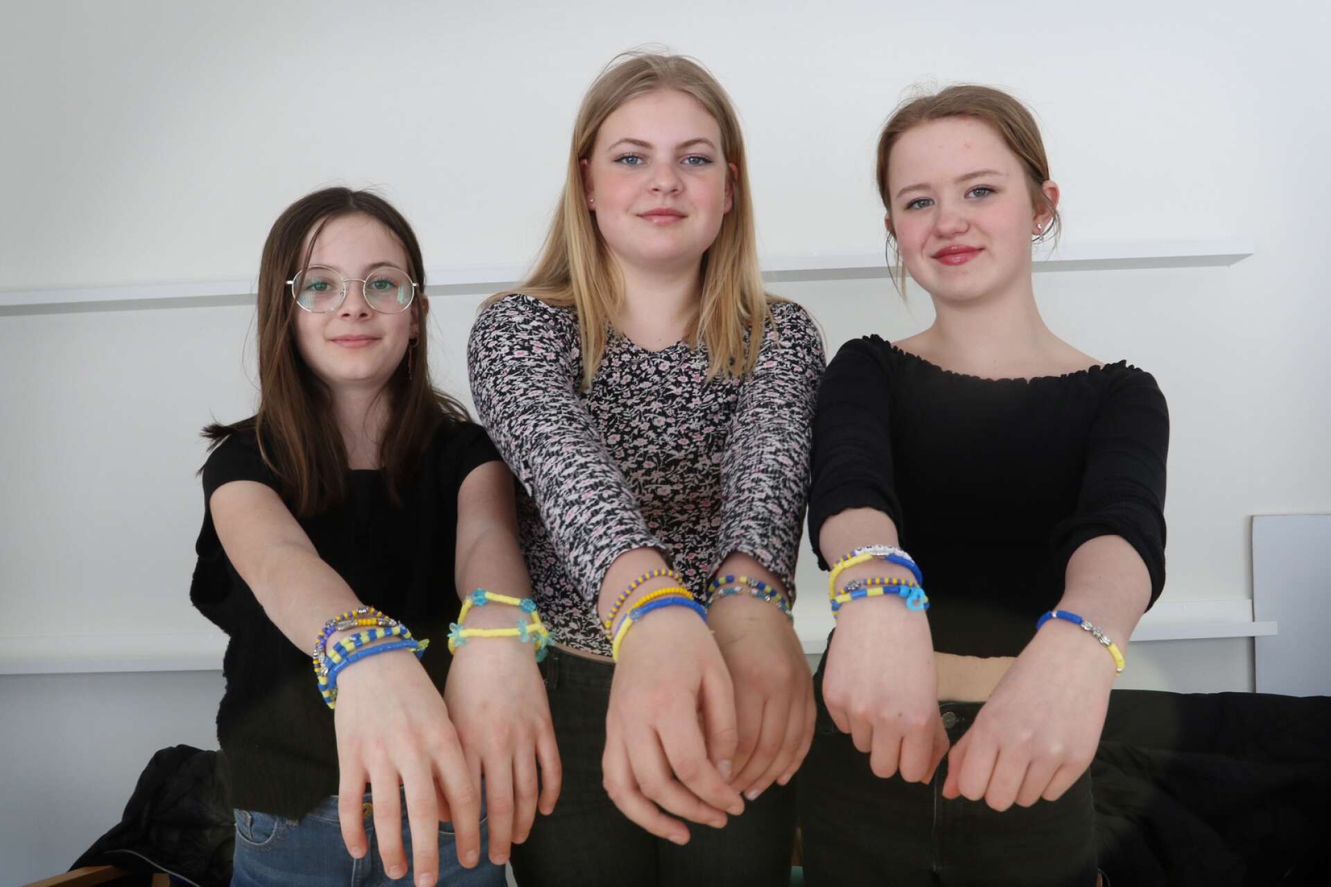 Sjätteklassarna Emma Ridelberg, Leona Lilja och Vera Bergenholt sålt pärlarmband till stöd för krigsdrabbade barn i Ukraina. De har  hittills samlat in nästan 8 000 kronor.