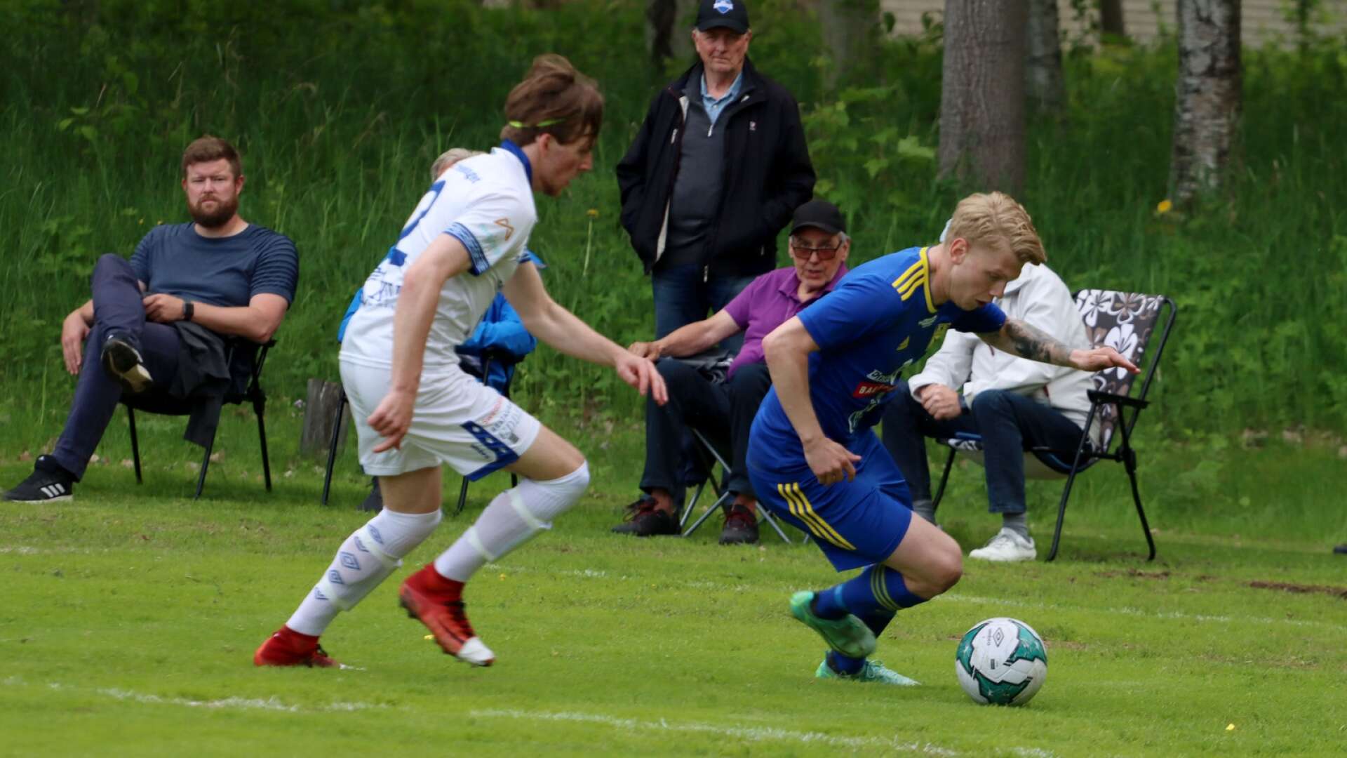 Andreas Jansson är en av seriens bästa offensiva spelare, kanske den allra bäste. Här i derbyt på nationaldagen, 6 juni, mot vitdressade Karlskoga SK då han blev fotskadad.