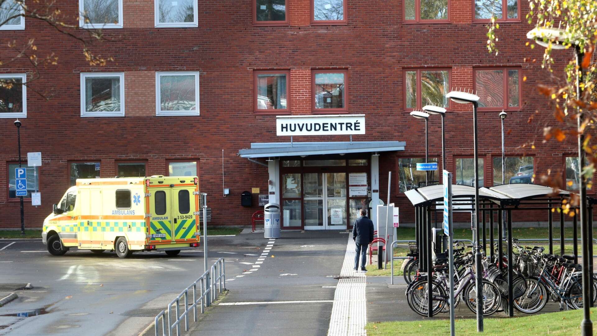 Det finns ännu inga svar på vad som händer med verksamheterna på sjukhuset i Mariestad. Blir det förändringar när sjukhuset ska spara pengar?