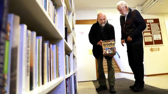 Olof Myrin och Carlgöran Holm på Obrända biblioteket är vana att ge bort böcker. Nu utökas sortimentet även med vinylskivor.