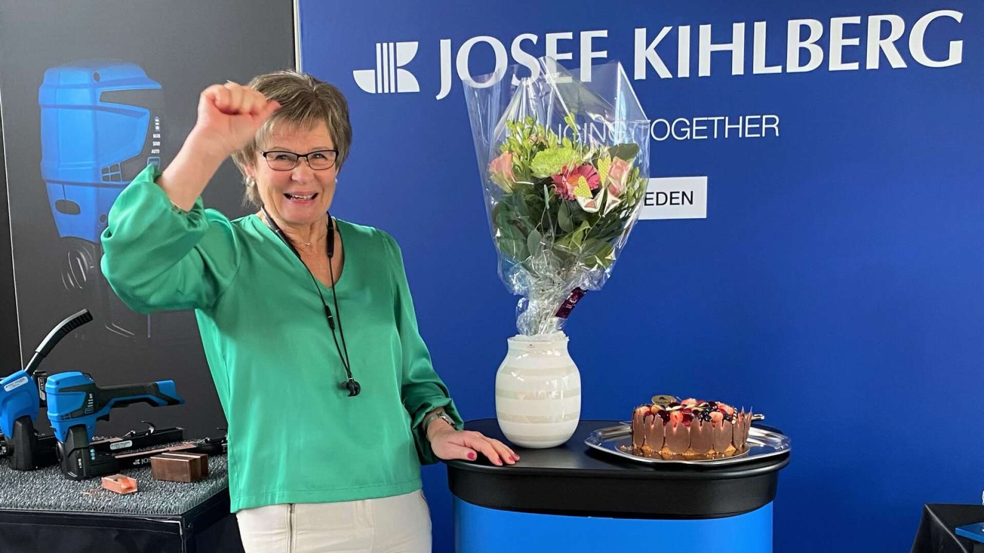 Astrid Nolberger-Svensson firar 50 år på sitt arbete. Trots uppnådd pensionsålder trivs hon så bra att hon fortsätter jobba.