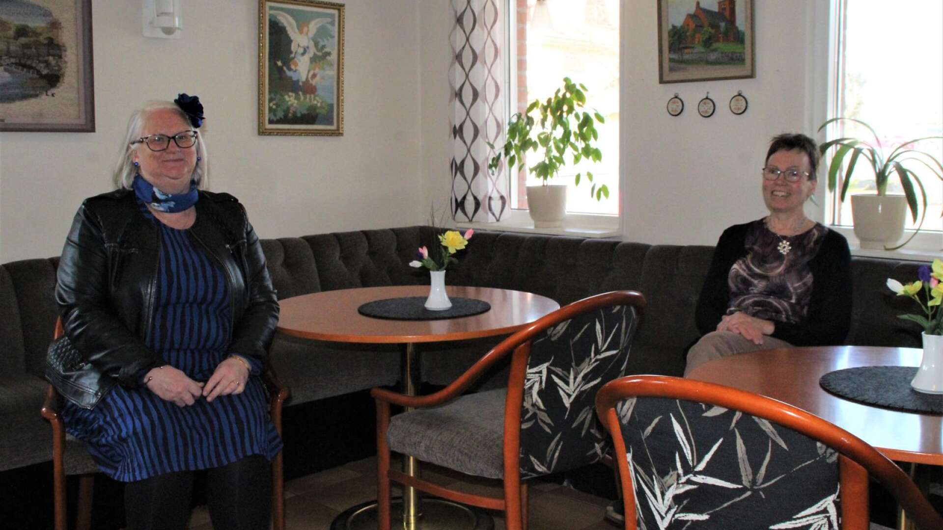 Eva-Maria Malmevik och Margareta Särevik, Grästorps pastorats kantorer, jobbar men på behörigt avstånd.