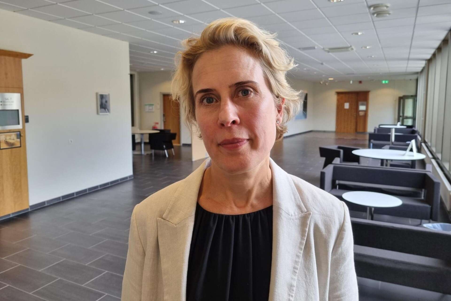 Åklagare Katarina Ström Lindberg begärde att den misstänkte mannen skulle beläggas med fulla restriktioner.