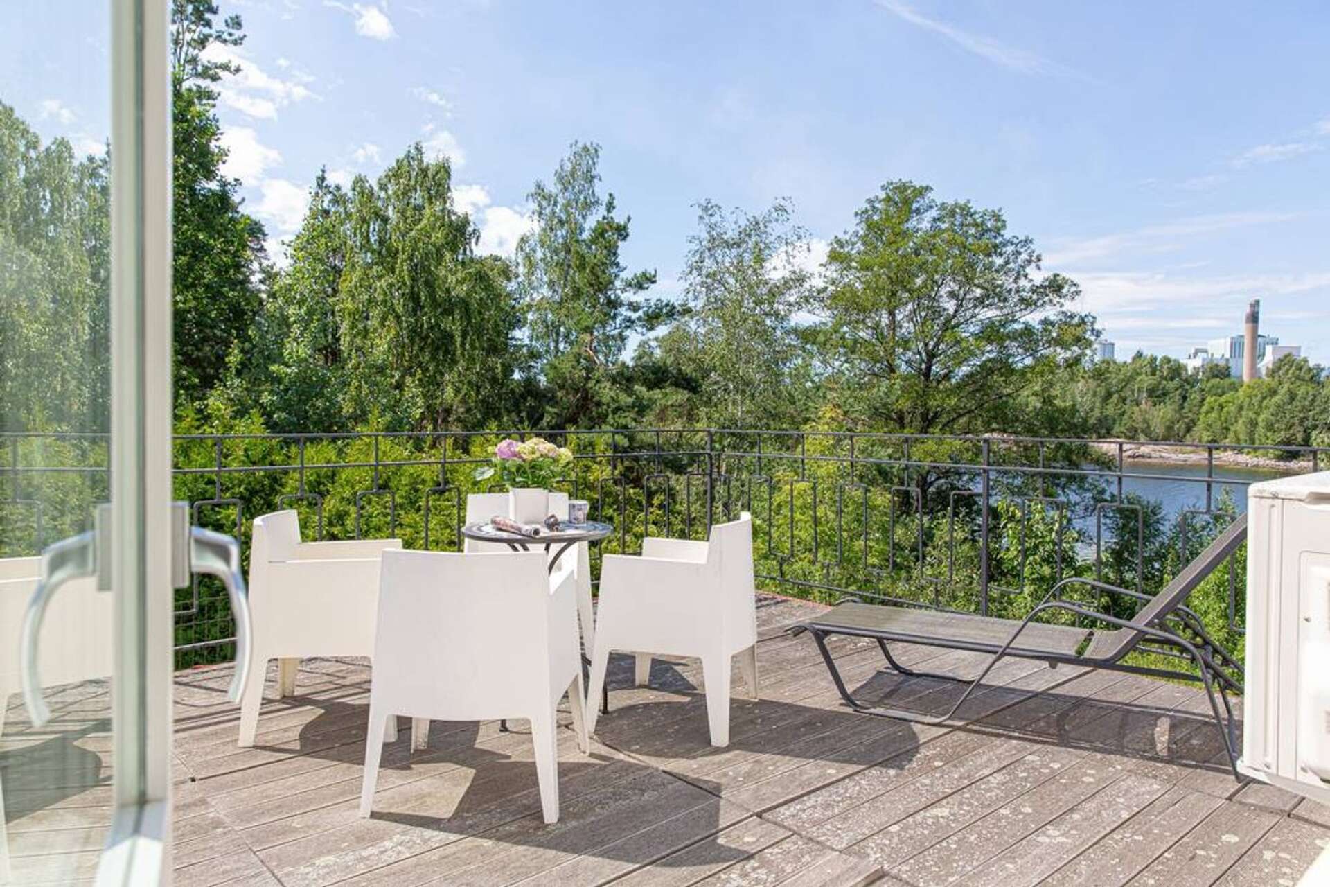 Utsikten från villan bjuder på Vänervatten, men även bruket som den ursprungliga ägaren var direktör för en gång i tiden. 