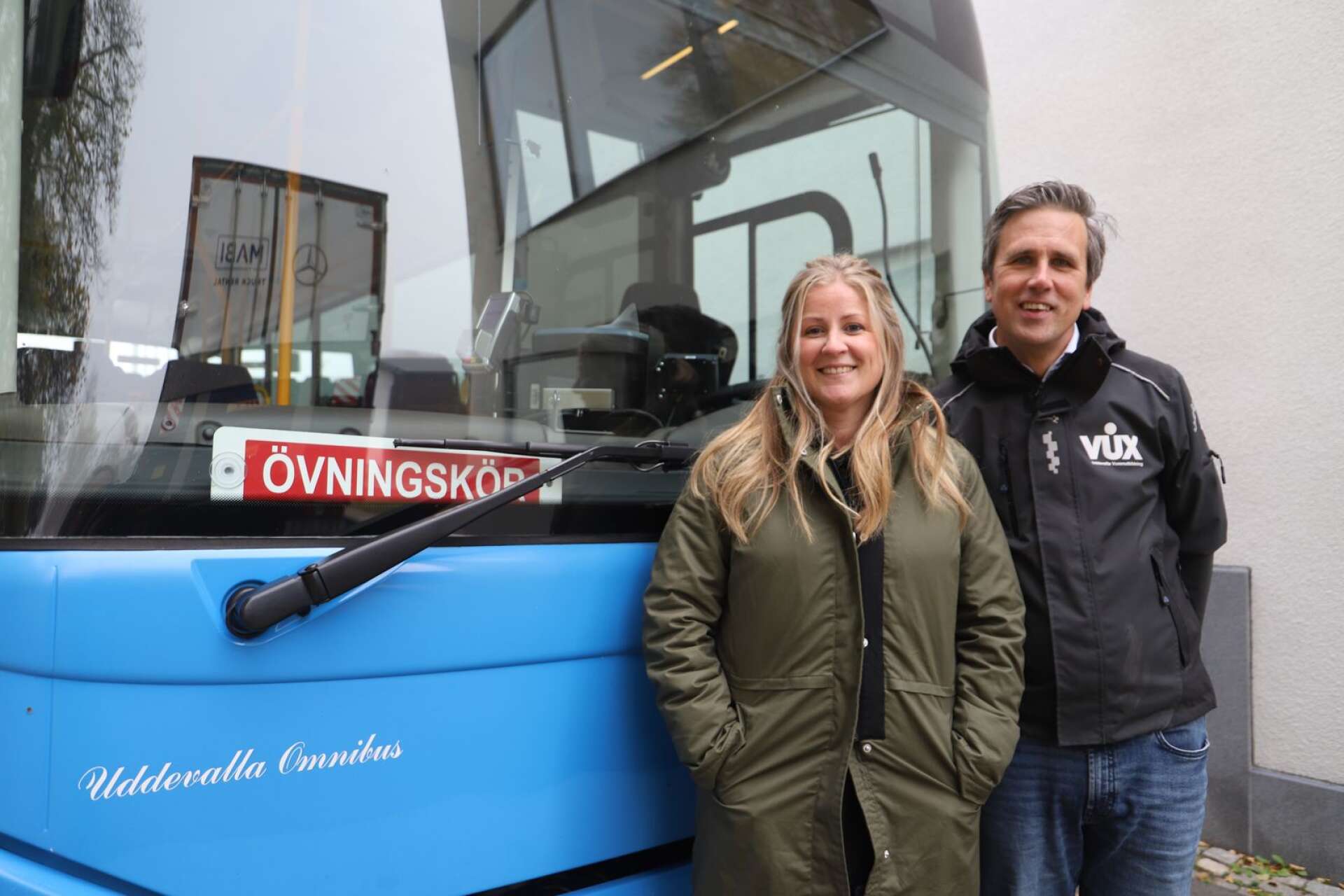 Kristin Andersson, syokonsulent och Vidar Olausson, yrkesförare för buss, var på plats utanför Utvecklingscentrum i Bengtsfors för att informera om yrkesutbildningar inom transport.