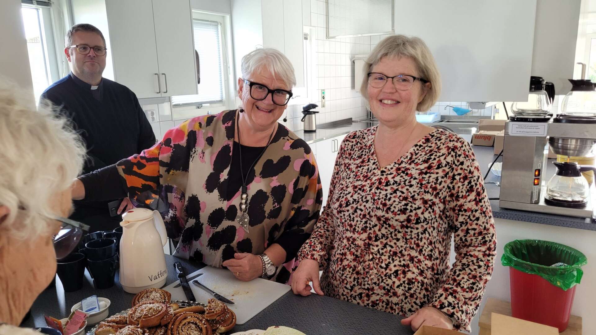 Eva-Maria Malmevik och Karin Helgesson serverade bullar och tårta när Tillsammanskören firade 25 år.