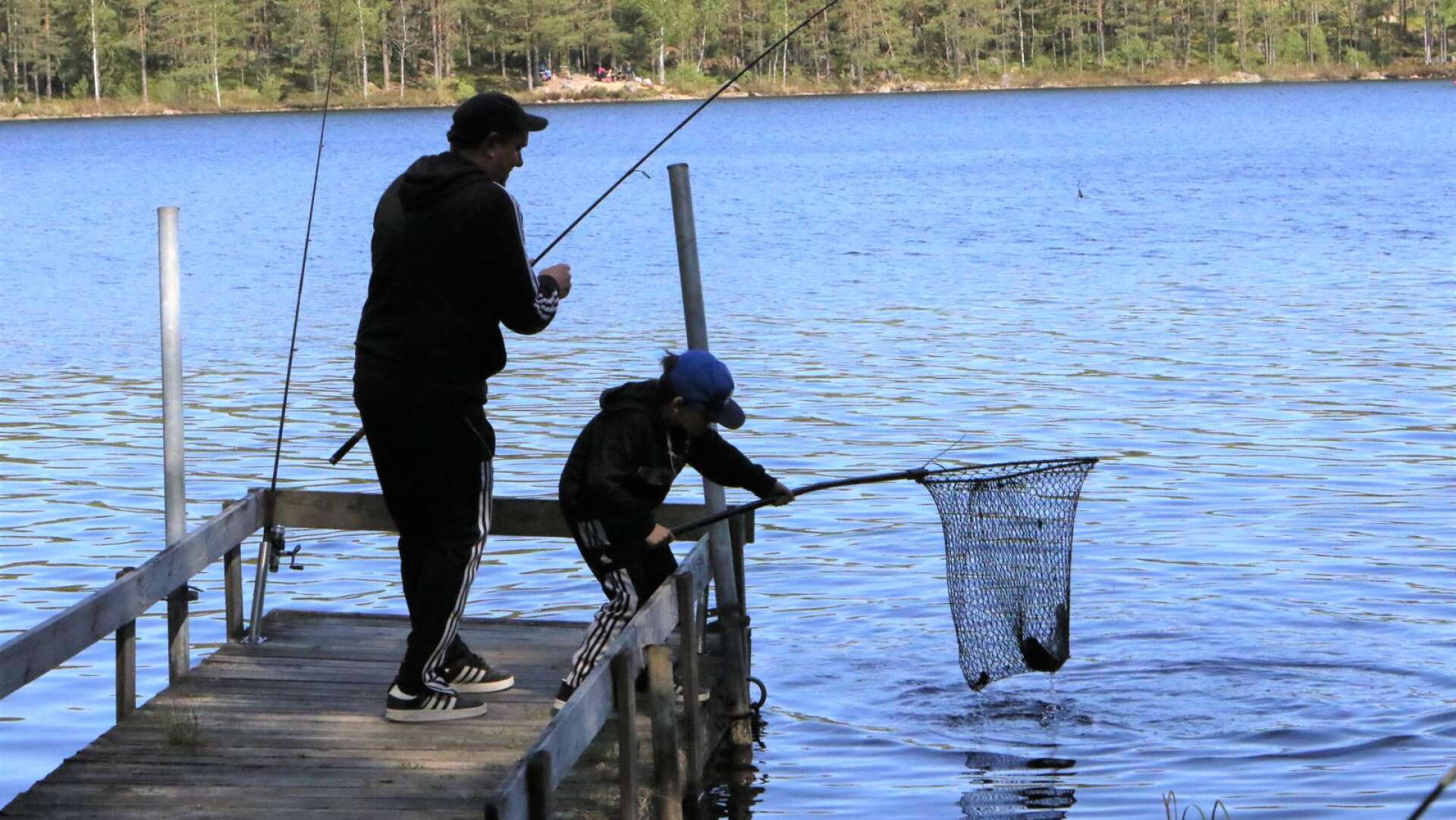 Sonen Alvin hjälpte pappa Tobias att fånga in fisken.