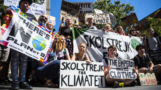 Greta Thunberg tillsammans med andra klimataktivister vid en demonstration i Lausanne, Schweiz. Arkivbild.