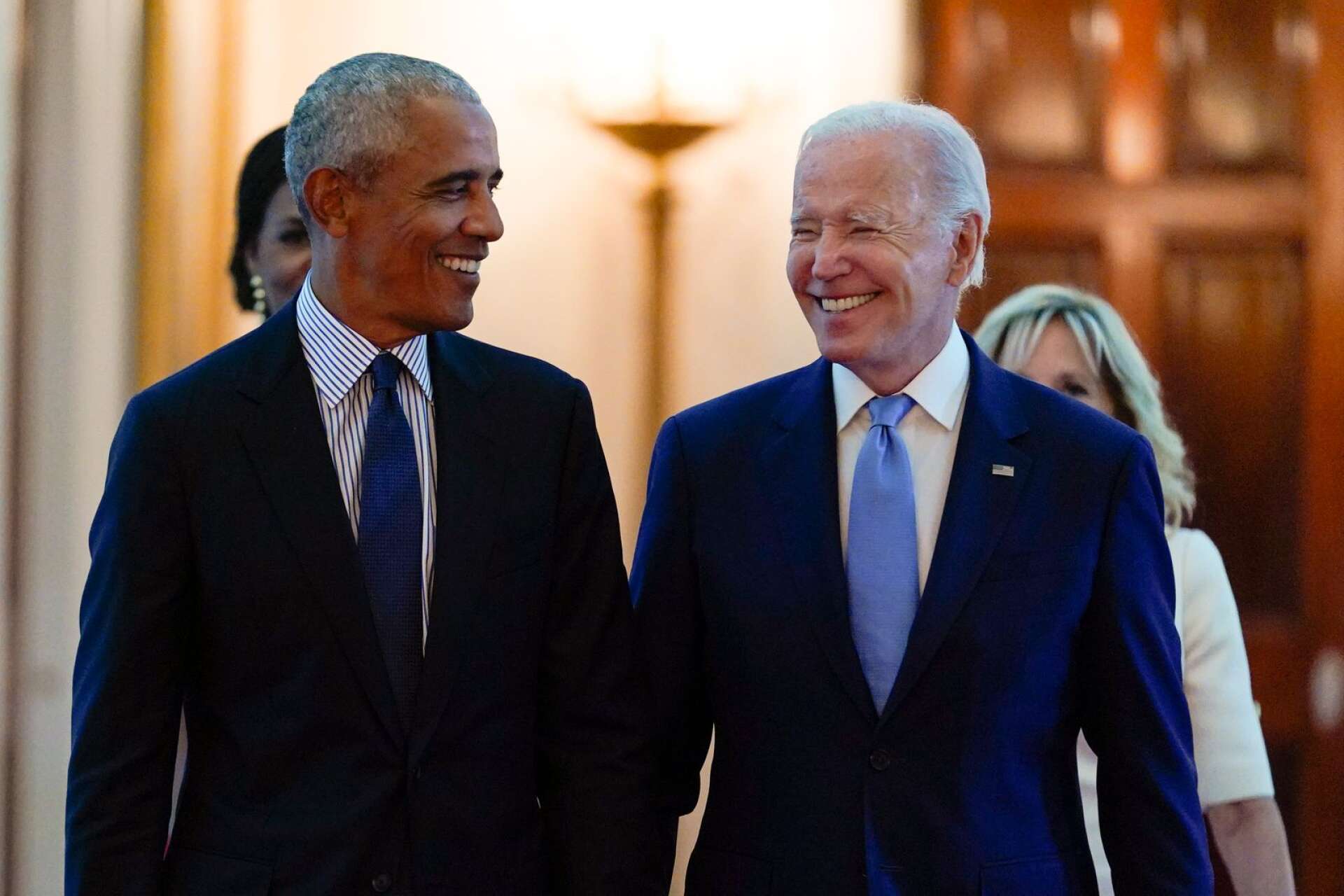 Den förre presidenten Barack Obama bredvid den nuvarande Joe Biden. Joe Biden var även vicepresident under Barack Obama ämbetsperiod.