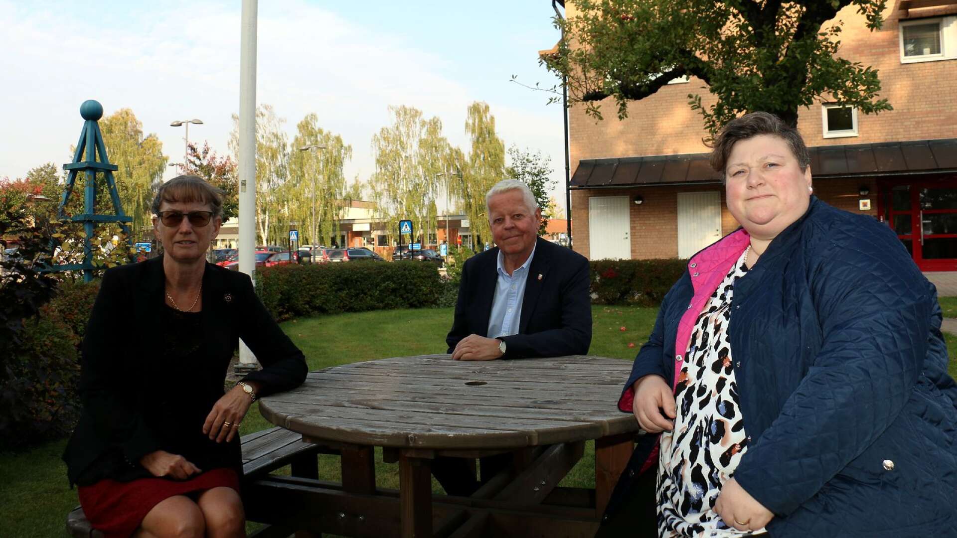 Moderaternas remissvar är märkligt anser kommunalrådet Rolf Eriksson (S) som backas upp i den åsikten av från vänster Ann Ohlsson (L) och Anna- Karin Johansson (C).