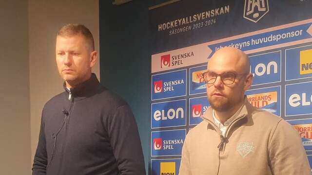 BIK:s tränare Dennis Hall, närmast kameran, på presskonferensen bredvid Djurgårdens tränare Michael Holmqvist.