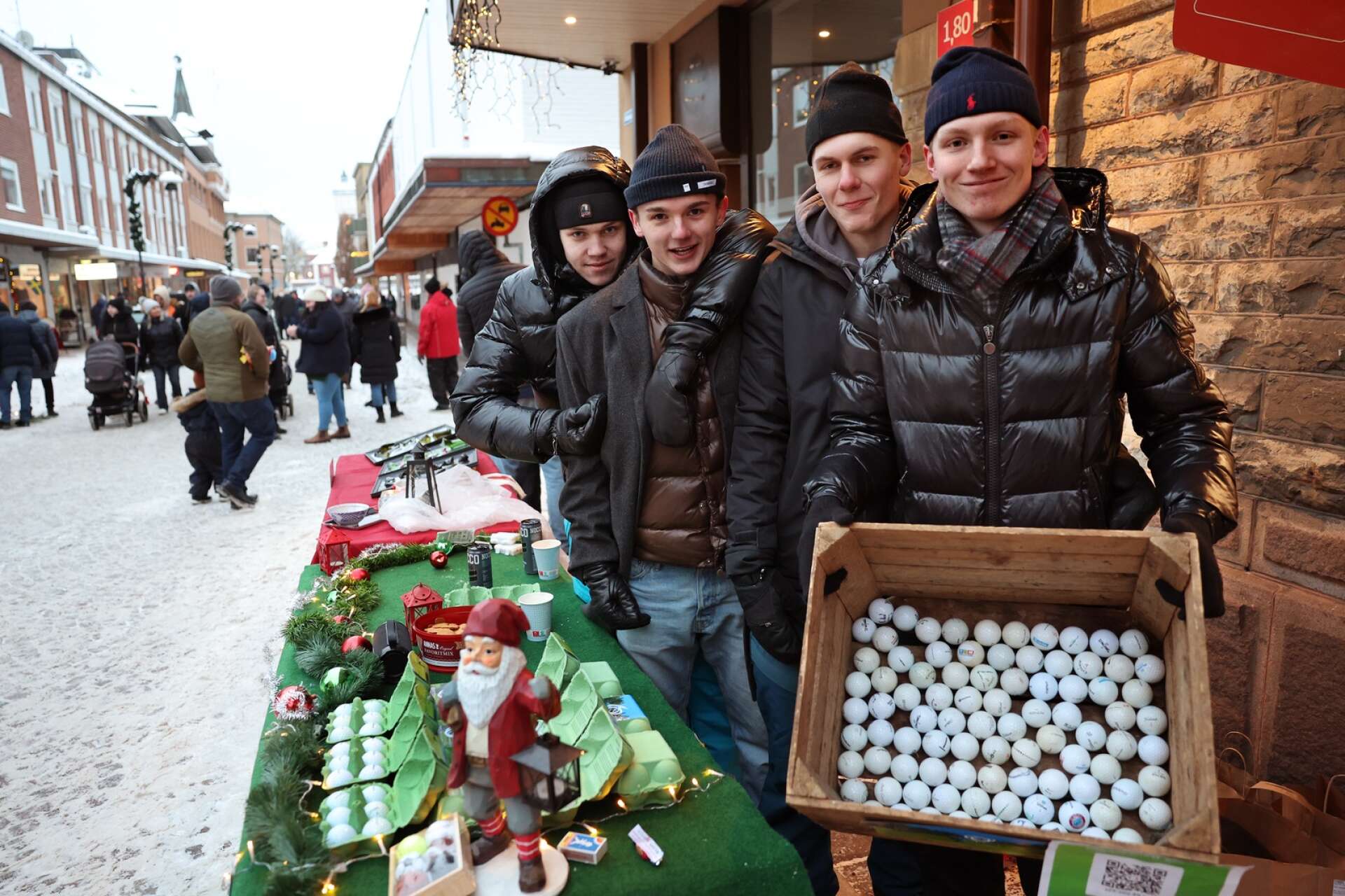 Även om golfsäsongen känns långt borta så fick Albert Hjalmarsson, Casper Larsson, Lars Tell och Elias Skoog i Fore UF mycket sålt under Skaras julmarknad. 