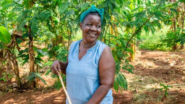 Eseri Gaalya Mayuge från Uganda har fått stöd från Vi-skogen att odla med metoden agroforestry. ” Det har förändrat mitt liv”, säger hon.