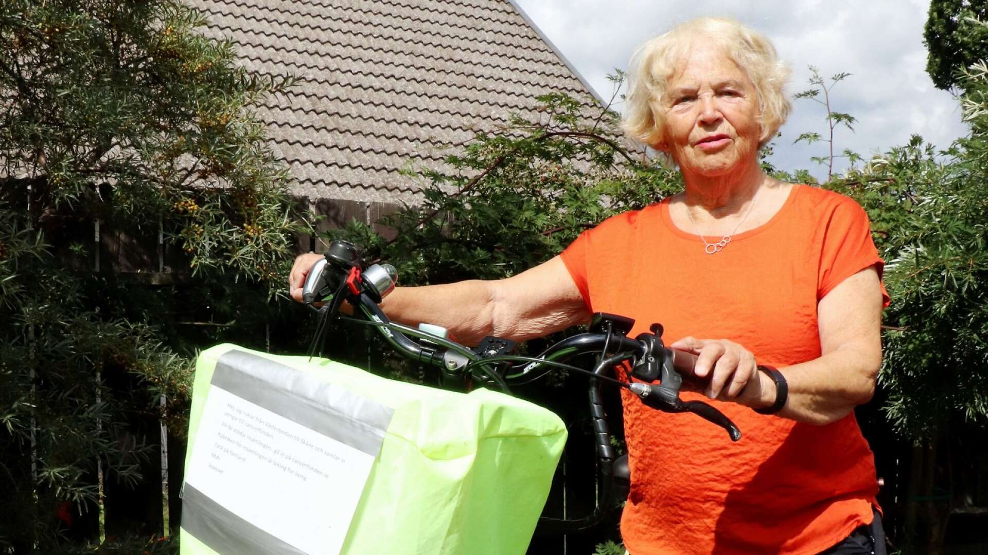 Jeannet Brännström cyklar genom Sverige och samlar in pengar till Cancerfonden.