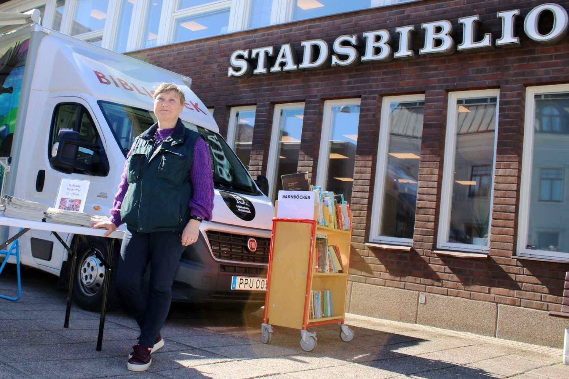 Katharina Saltberg jobbar på Åmåls bibliotek, men när hon är ledig håller hon under sommaren helst till på eller i Vänern. 