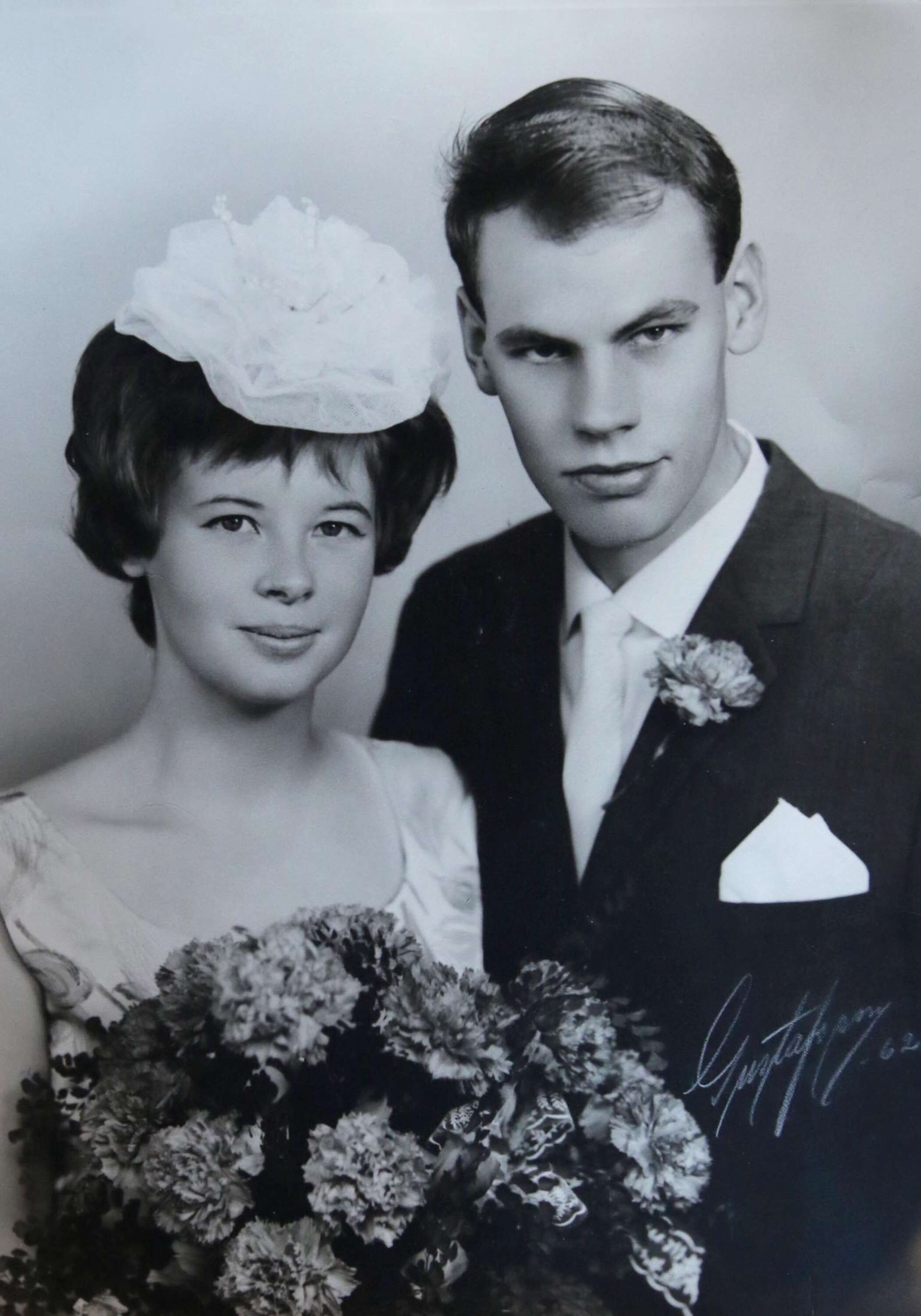 Bröllopsbilden från 1962 där Margareta bär en huvudbonad, som hennes moster, hattmodist som bland annat verkade i New York, hade skapat.