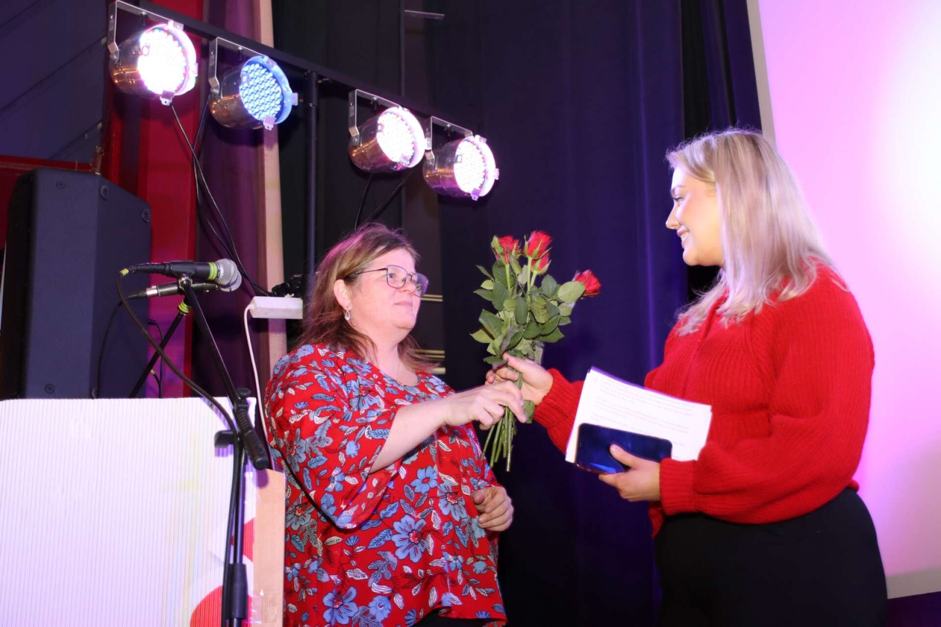Åsa Hååkman Eriksson (S) tackade Moa Andersen (S) för talet med några röda rosor.