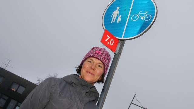 Petra Hansson, verksamhetschef på NTF Skaraborg, säger att hon tycker det är sorgligt att cyklister i Mariestad är dåliga på att använda hjälm.
