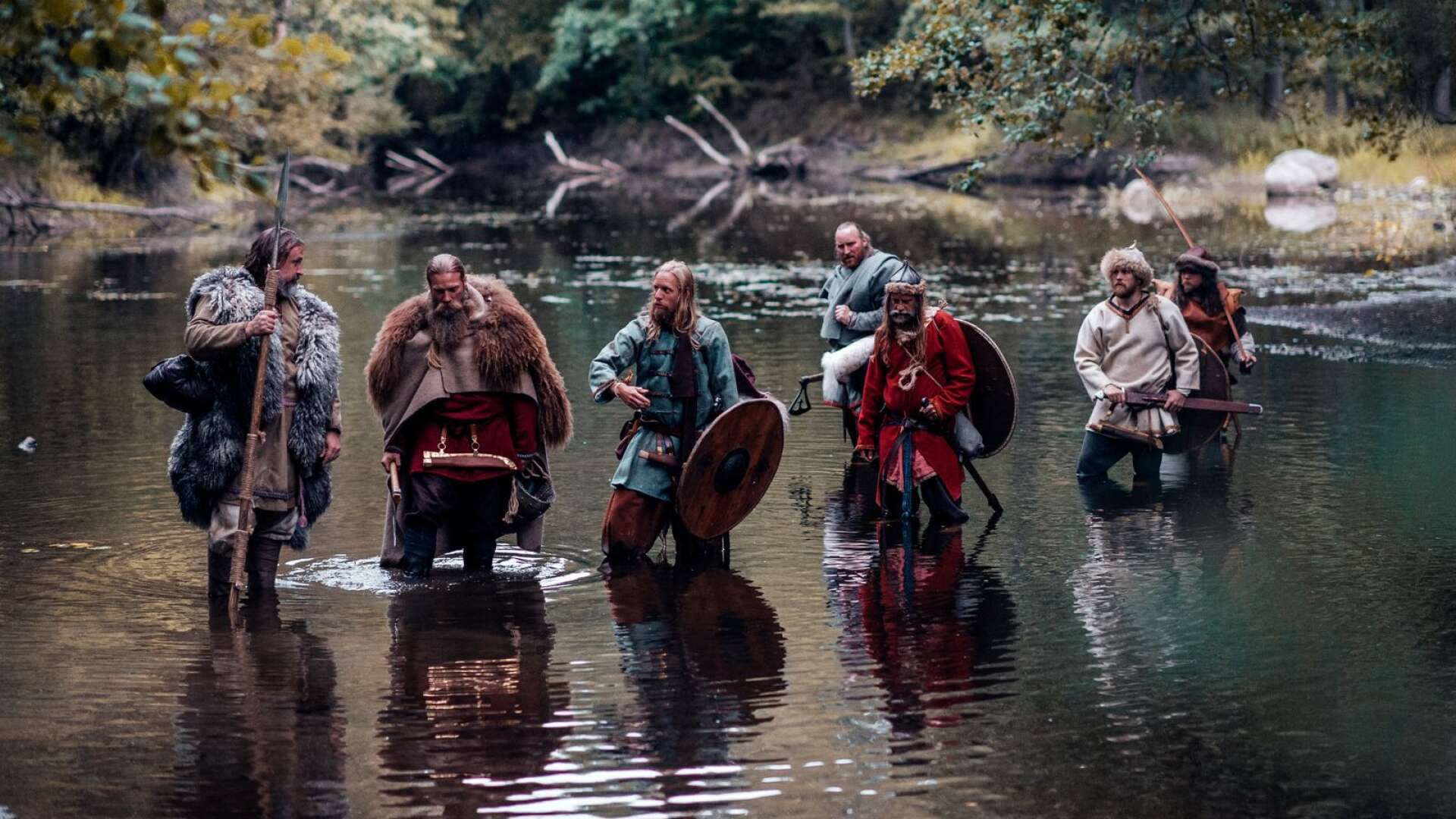 En grupp vikingarna återvänder hem efter misslyckade plundringståg på andra sidan havet. Filmen &quot;Age of Vikings: Fated&quot; är inspelad utanför Säffle.