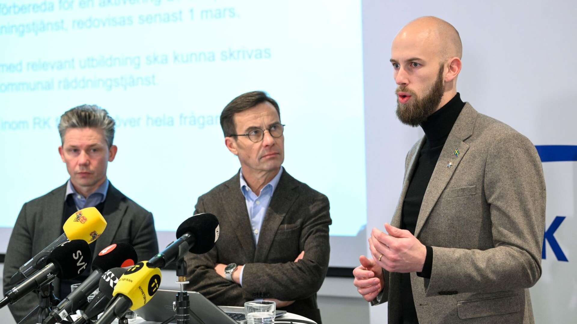 Försvarsminister Pål Jonson, statsminister Ulf Kristersson och civilförvarsminister Carl-Oskar Bohlin vid en presskonferens under Folk och Försvars rikskonferens i Sälen.