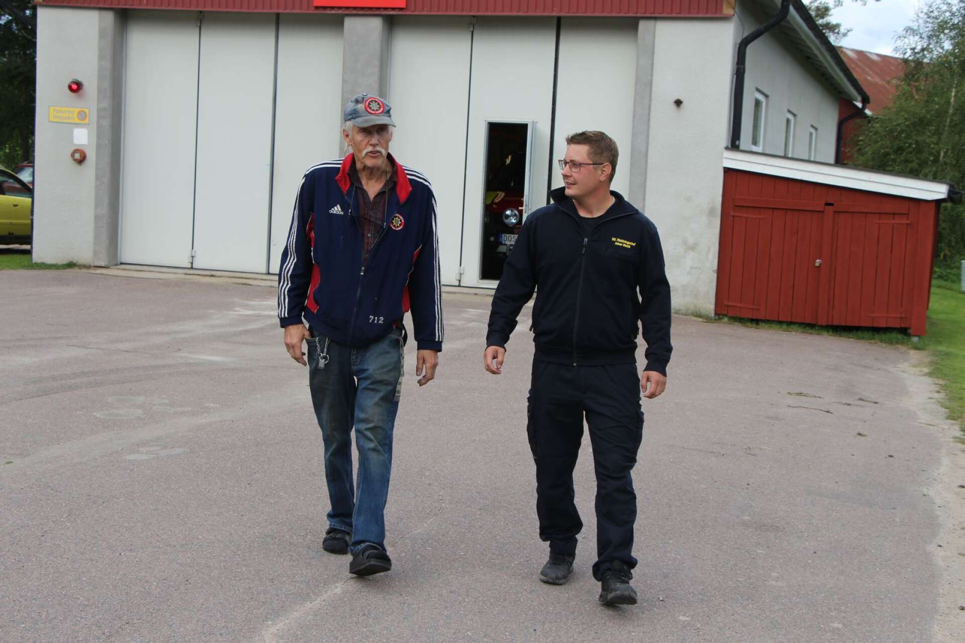 Lars-Göran Johansson och Johan Westh vid brandstationen i Vitsand.