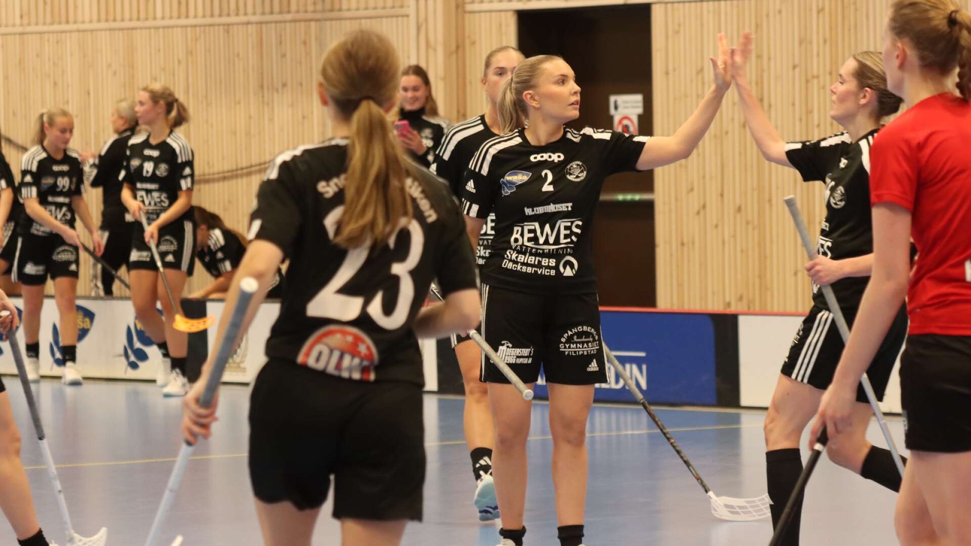 Wilma Berggren satte 2-1-målet i den första perioden och gratuleras här till fullträffen av Katrin Sjöberg (till höger) som spelade fram henne.