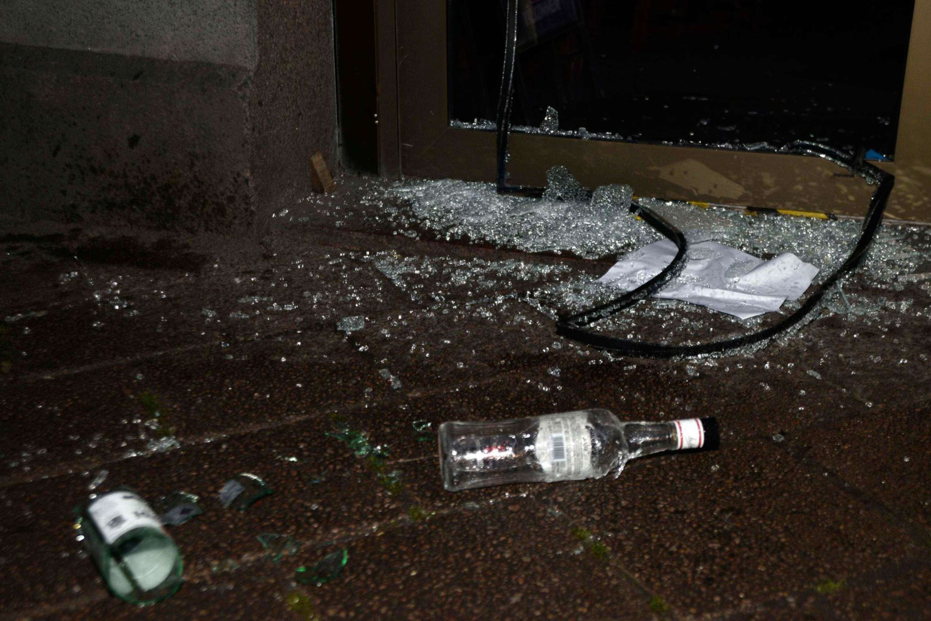 Ett par flaskor hittades utanför entrén till restaurangen vid Österlånggatan.