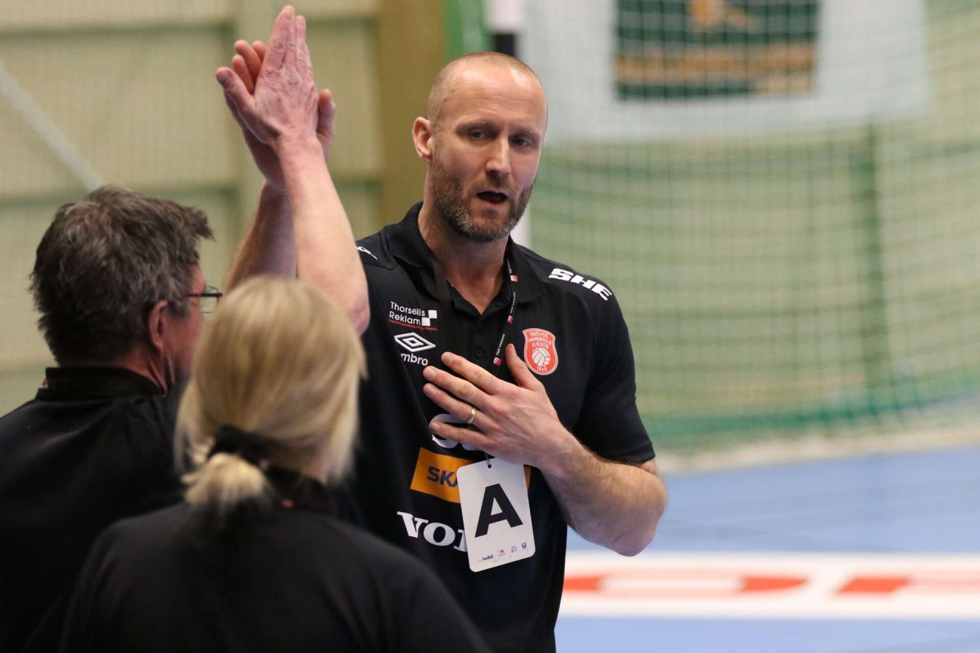 Skövde HF:s tränare Andreas Larsson kunde jubla efter segern i den första kvalmatchen till SHE mot HK Aranäs.