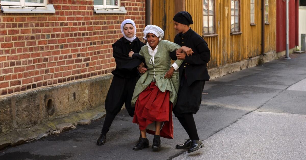 Les acteurs donnent vie à l’histoire de Lidköping – puis les promenades en ville ont lieu