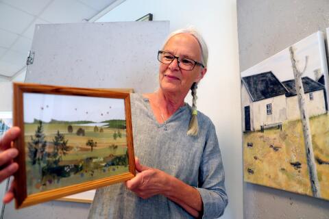 Anna Jost Widén gör collage av växter. Hon är en av flera utställare på Tälleruds hembygdsgård.